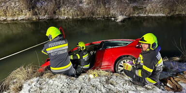 Einsatzkr&auml;fte bargen Lenker und Fahrzeug.