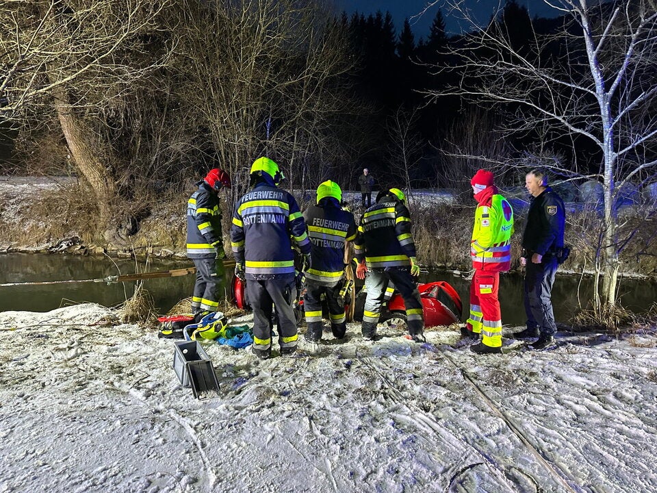 Einsatzkräfte bargen Lenker und Fahrzeug.