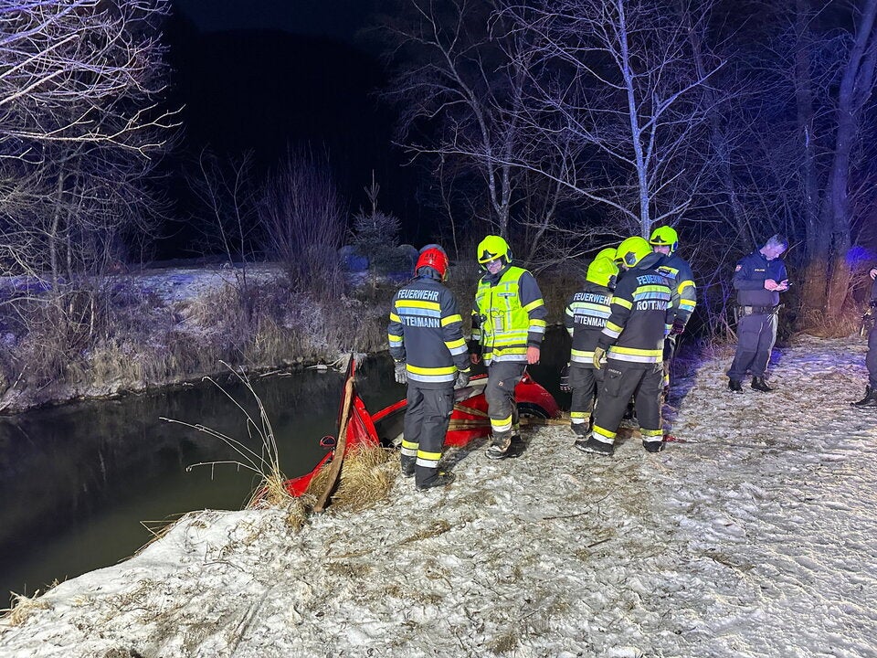 Einsatzkräfte bargen Lenker und Fahrzeug.