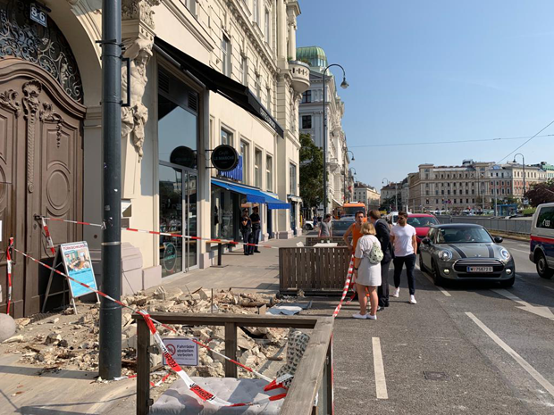 Balkon kracht direkt auf Straße in Wien