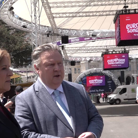 Bürgermeister Ludwig beim ESC Aufbau am Rathausplatz
