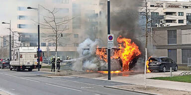 Buben fackelten VW-Bus und Müll-Insel ab