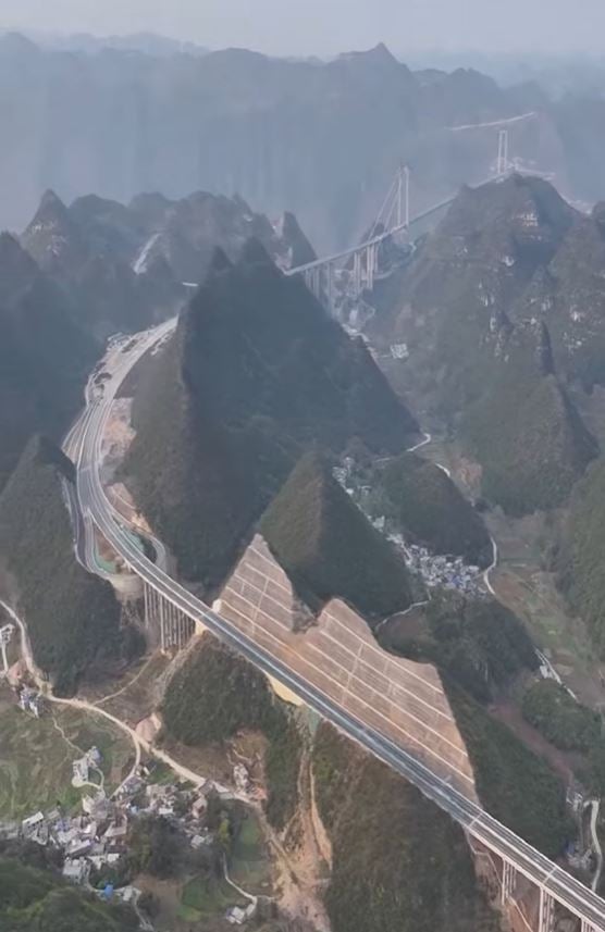 So spaltet China Berge für die höchste Brücke der Welt