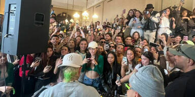 Superstar Feid im Café Sperl