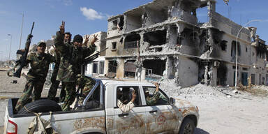 Gaddafis Leiche in Lagerhalle