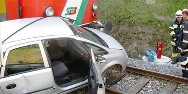 Zug übersehen: Frau bei Crash verletzt 