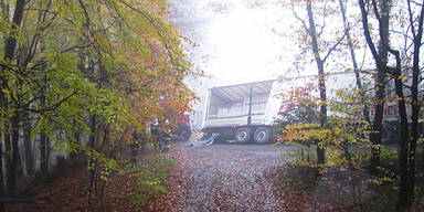Navi lotste Lkw auf zu schmale Straße