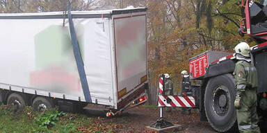 Navi lotste Lkw auf zu schmale Straße