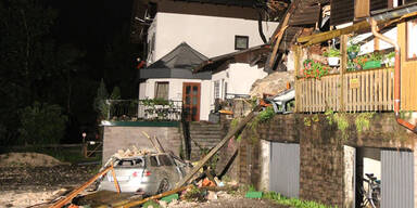 Tonnenschwerer Fels st&uuml;rzt auf Wohnhaus