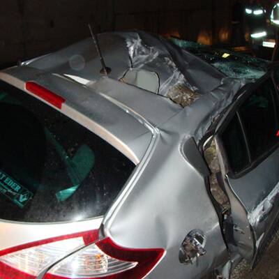 Felsbrocken trifft fahrendes Auto