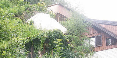 Felsbrocken f&auml;llt auf Einfamilienhaus