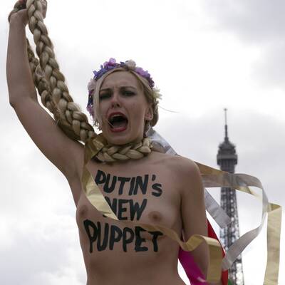 Busen-Protest vor dem Eiffelturm