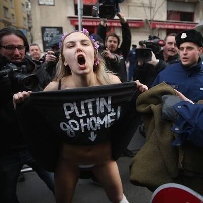 Femen demonstrieren jetzt auch unten ohne