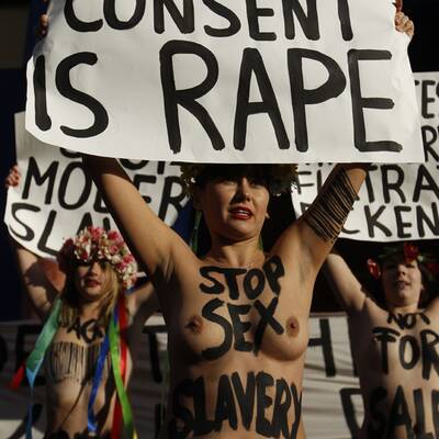 Nackt-Protest vor Kölner Bordellen