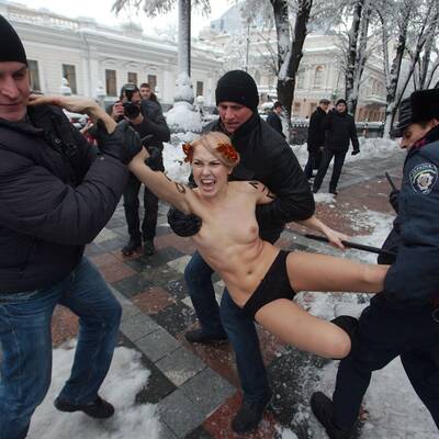 Nackt-Protest vor Parlament