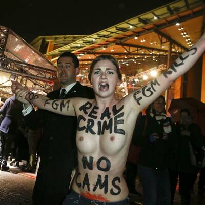 Nackte stürmen Berlinale