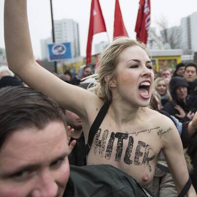 Mit blanken Brüsten gegen Nazis