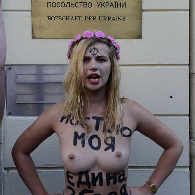 Busen-Protest wegen Waffen-Razzia