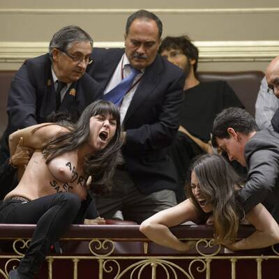 Mit nackten Brüsten Parlament gestürmt