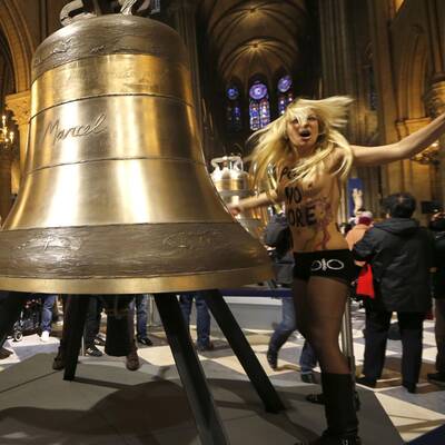 Busen-Protest zum Papst-Rücktritt