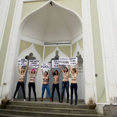 Busen-Prostet vor Moschee