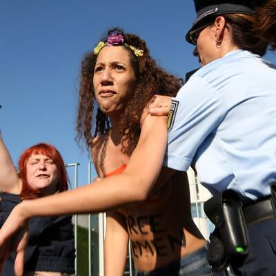 Nackt-Protest bei Angela Merkel