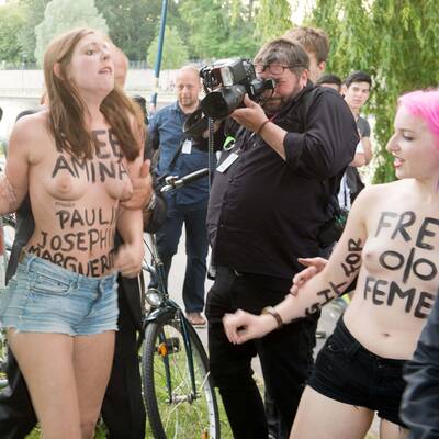 Wieder Busen-Attacke auf Angela Merkel