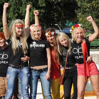 Femen-Frauen könnens auch angezogen