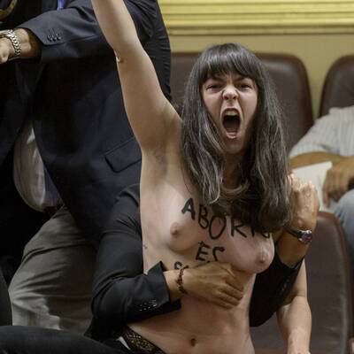 Mit nackten Brüsten Parlament gestürmt
