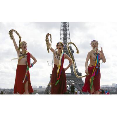Busen-Protest vor dem Eiffelturm
