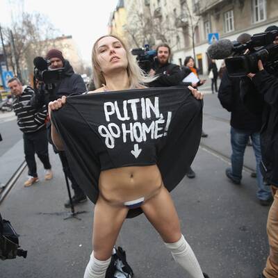 Femen demonstrieren jetzt auch unten ohne