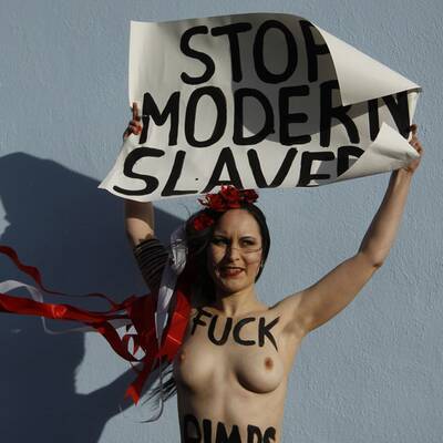 Nackt-Protest vor Kölner Bordellen