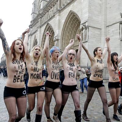 Busen-Protest zum Papst-Rücktritt