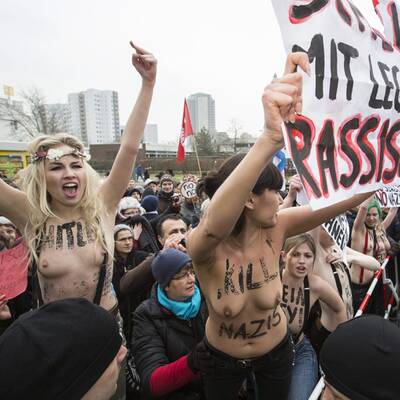 Mit blanken Brüsten gegen Nazis