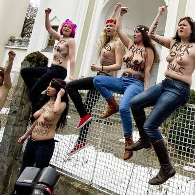 Busen-Prostet vor Moschee