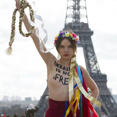 Busen-Protest vor dem Eiffelturm