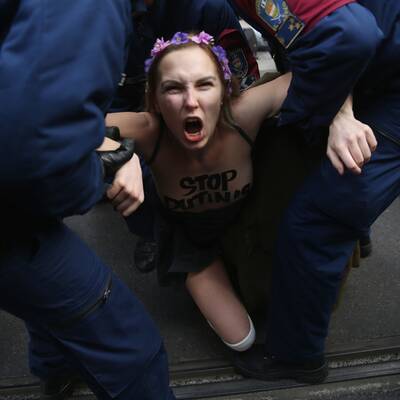 Femen demonstrieren jetzt auch unten ohne