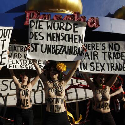 Nackt-Protest vor Kölner Bordellen