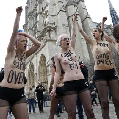 Busen-Protest zum Papst-Rücktritt