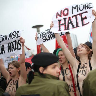 Mit blanken Brüsten gegen Nazis