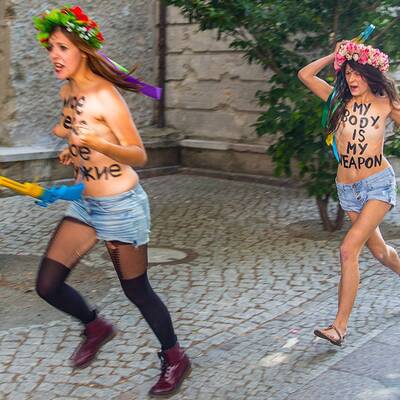 Busen-Protest wegen Waffen-Razzia