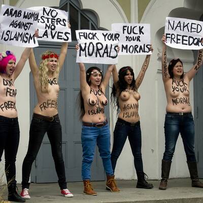 Busen-Prostet vor Moschee