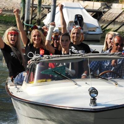 Femen-Frauen könnens auch angezogen