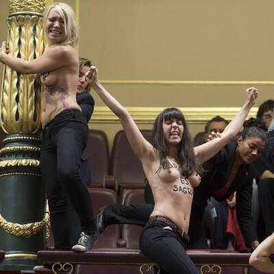 Mit nackten Brüsten Parlament gestürmt