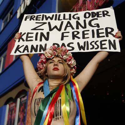 Nackt-Protest vor Kölner Bordellen