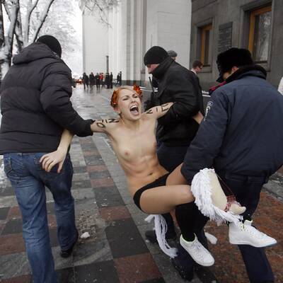 Nackt-Protest vor Parlament