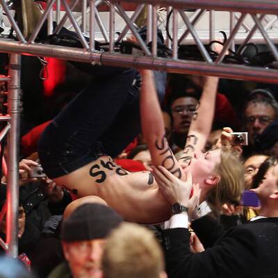 Nackte stürmen Berlinale