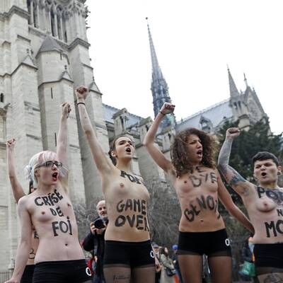 Busen-Protest zum Papst-Rücktritt