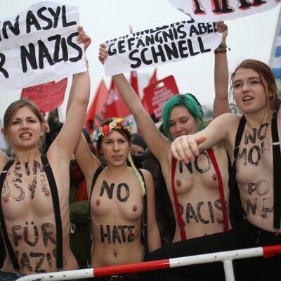 Mit blanken Brüsten gegen Nazis