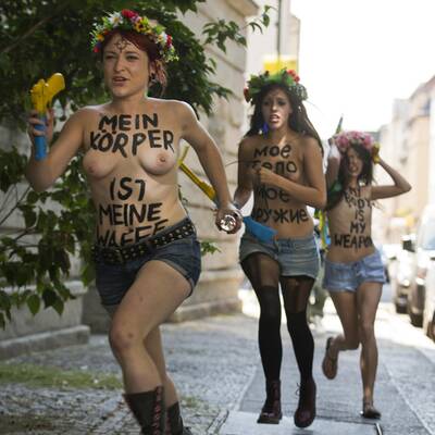 Busen-Protest wegen Waffen-Razzia